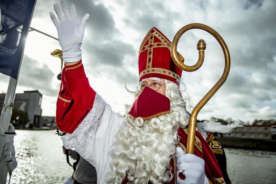 En 2017, la présence ou non d’une croix sur la mitre de saint Nicolas enflammait tous les débats sur les réseaux sociaux. En réaction, j’avais écrit ce texte coup de gueule.