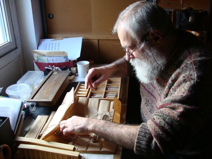 Louis Spagna, accordéoniste, metteur en scène, facteur d'instruments, est mort hier de cette saloperie de COVID. Ce fut 