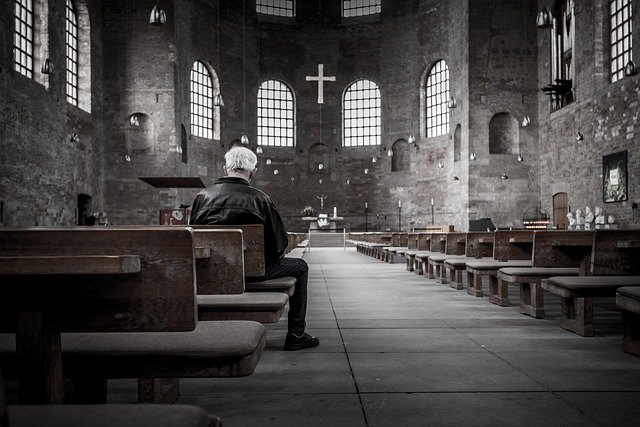 Après tout, une messe, c'est la communion autour d'un texte que l'assistance connaît déjà. Alors, pourquoi ne pas donner la même possibilité aux théâtres ?