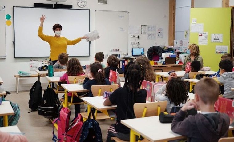 Enseigner n'est pas une fonction critique. Comment faire pour ne pas voir dans ces propos et dans cette décision une incroyable gifle assénée à tous les enseignants du pays ? Depuis de nombreux mois, que ce soit en maternelle, en primaire ou en secondaire, les enseignants prennent des risques pour assurer la continuité des apprentissages. Vingt à vingt-cinq élèves, c’est autant de bulles qui se côtoient et se mélangent quotidiennement.