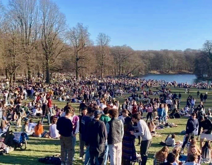 Tant qu'on sature les média avec des photos de jeunes dans les parcs, et avec les politiques qui s'ébattent à deux ou à trois dans les bulles du jacuzzi, on ne parle pas des labos qui ne livrent pas leurs commandes, ou de l'organisation désastreuse du 