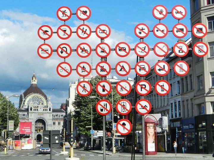 Il règne en ce moment, dans les allées du pouvoir, un certain état esprit. Une certaine distraction vis-à-vis de la démocratie.
Les droits les plus élémentaires du citoyen – marcher en rue, travailler, voir ses amis – sont soumis à des réglementations de police, dont l’absurdité le dispute parfois à l’arbitraire. L'avant-projet de la Loi Pandémie « légaliserait » en fait l’état de siège sanitaire – un état de guerre en temps de paix.