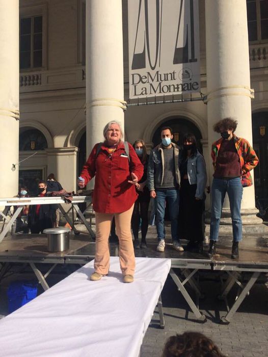 Hier, avec son petit sac-à-dos, elle avait pris le train depuis Durbuy pour apporter son soutien aux jeunes travailleurs et travailleuses du comité d’occupation de « Bezet La Monnaie Occupée ». Mais quand elle est arrivée dans le centre de Bruxelles, la police de monsieur Philippe Close était en train de démonter la sono du fragile radeau que les occupant·es avaient construit sur le parvis du royal théâtre. Son intervention complète est cette semaine dans l'Asympto.