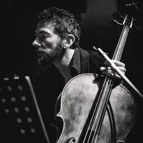 Jean-Philippe Feiss est musicien et membre de FACIR, la Fédération des Auteurs Compositeurs Interprètes Réunis. Depuis le premier jour, il s’est fort investi dans l’occupation du Théâtre National à Bruxelles. C'est dans l'action qu'on peut aujourd'hui retrouver du lien et du sens.