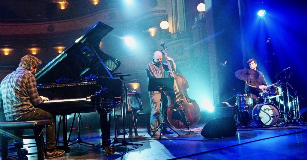 A l’initiative de Martin Salemi, un jeune pianiste de jazz schaerbeekois, appuyé par 75 autres musicien·nes de la commune, un réseau de musique « live » dans les bars est en train de se mettre sur pied à Schaerbeek. Il concerne actuellement une dizaine de lieux, mais la prospection continue.