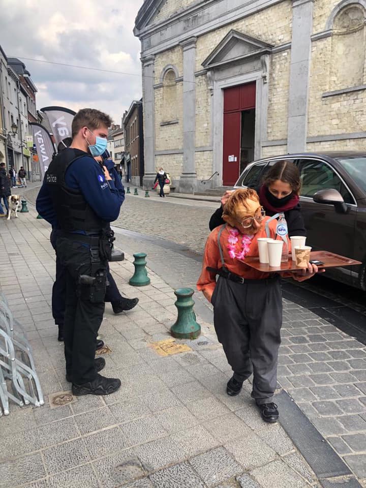 Sinistre exemple de la culture au temps du COVID, et des sombres imbéciles qui, à différents niveaux de pouvoir, commanditent, encouragent ou autorisent ce genre de répression. Voilà pourquoi je suis à la fois fier et honteux d’habiter dans ce pays, où tant de belles générosités côtoient tant d'imbéciles basses manœuvres.