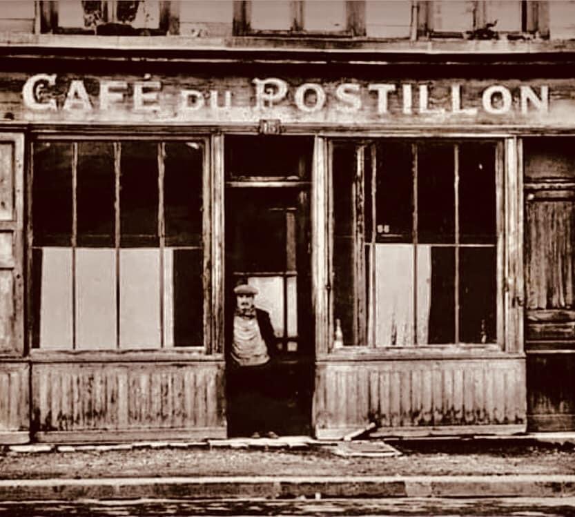 Oubliez le Café du Commerce, bienvenue au Café du Postillon. Buvant son café en solitaire, notre envoyée très spéciale a saisi quelques conversations. Sujet du jour : les prochaines vacances