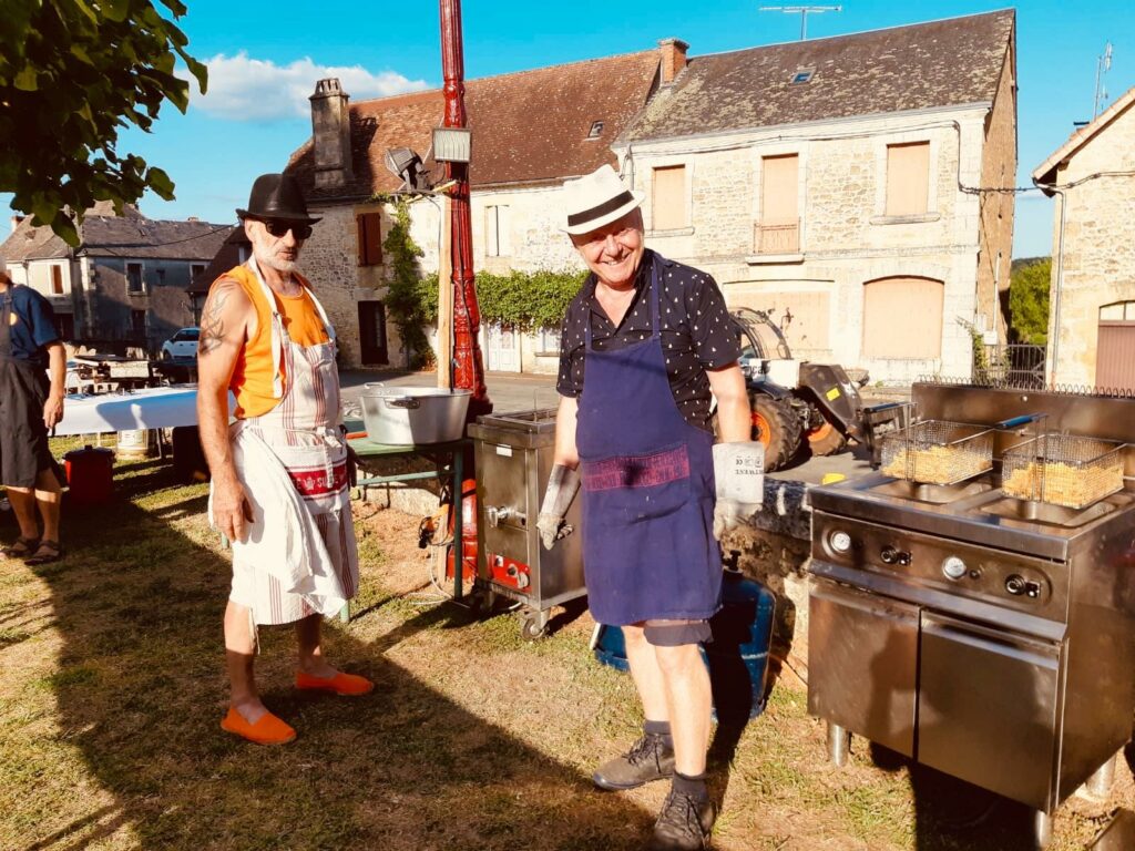 Je réédite un article qui a deux ans, car cela a mis un peu de temps à se concrétiser. Sur la photo, le chanteur en mode sauce samouraï, en 2019, à Saint-Sulpice d'Excideuil, avec Thierry aux grillades. J'ai servi ce soir-là 530 portions de frites.