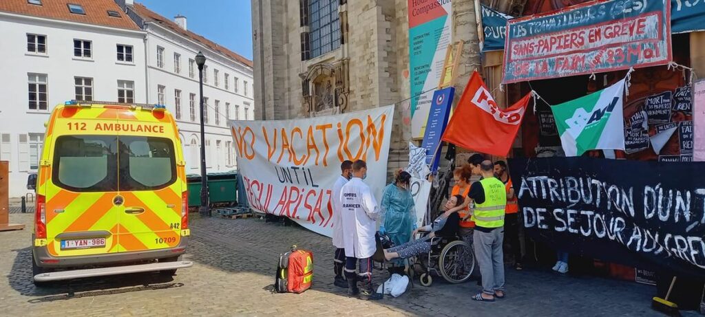 Dans un communiqué de presse, l'Union des Sans-Papiers pour la régularisation a réagi aux propositions du secrétaire d'Etat à l'Asile et à la Migration et a annoncé ce 21 juillet la suspension de l'actuelle grève de la faim. Les sans-papiers maintiennent toutefois les occupations et vérifieront pas à pas que les engagements pris soient respectés.