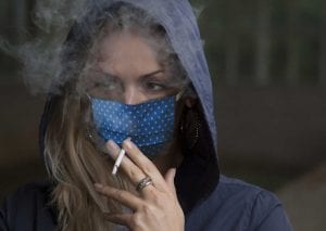 Reste à comprendre pourquoi, dans un pays où le tabac est directement responsable de 55 décès par jour, soit 20.000 morts par an, on continue à nous vendre des paquets de 