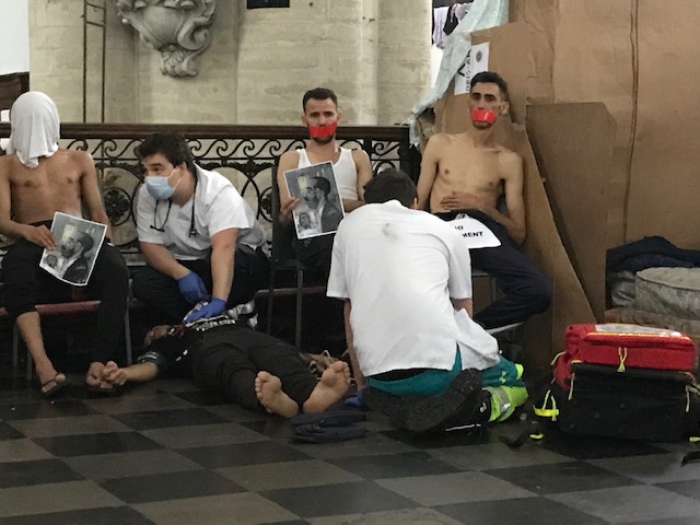Ce vendredi 16 juillet, après plus de cinquante jours de grève de la faim, les sans-papiers qui occupent l'Église du Béguinage à Bruxelles viennent d'annoncer une grève de la soif. Textes et photos Françoise Nice.