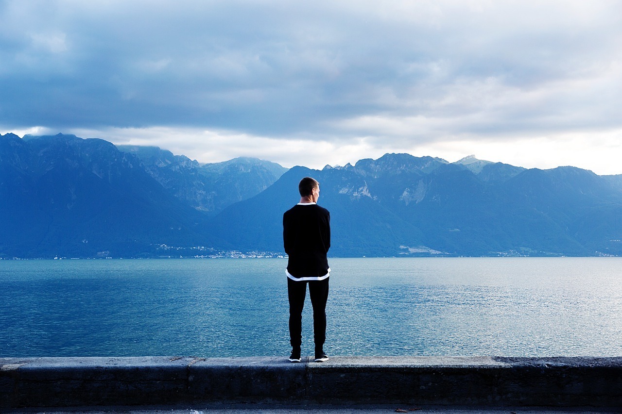 Bien s’entendre avec soi comporte quelques avantages. On peut par exemple se raconter des histoires pour s’endormir le soir. Ou s’encourager le matin pour se lever du bon pied.