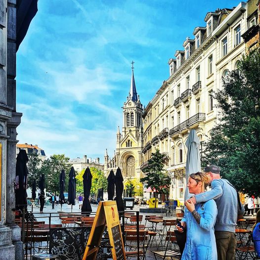 Cela doit faire près de quarante ans que je pose mes fesses sur les banquettes de la Brasserie Verschueren. Saint-Gilles, c'est le Triangle des Bermudes. Quand ton deltaplane se plante dans cette commune, on n'en redécolle jamais plus. La semaine passée, tous les bistrots de la place étaient pourtant fermés. J'ai mené l'enquête au comptoir (photo Bart Lemmens/Brasserie de l'Union).