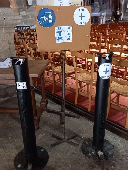 On n'est jamais trop prudent. La Cathédrale de Vannes, en France. A gauche, du gel hydroalcoolique. A droite, de l'eau bénite. Tremblez, virus ! (NB : l'eau bénite, je ne sais pas si cela marche aussi pour les vaccins...).