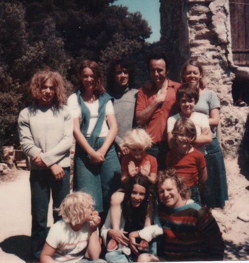 Grand ami de la chanson, le journaliste marseillais Jacques Bonnadier était naturellement devenu l'ami de Julos et de sa famille. Jacques a sorti une bouteille de Rosé et l'aïoli pour quelques souvenirs ensoleillés. Fermez les yeux, et écoutez les rires, les poèmes, les guitares et les cigales.