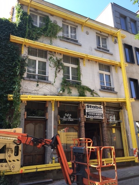 Ce mythique petit lieu culturel bruxellois, qui a toujours fait une large part à la chanson, est menacé de destruction par les travaux indélicats d'un voisin.