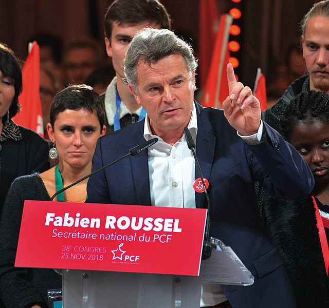 En trois petites phrases optimistes ou vachardes, en parlant du bonheur, de vin rouge et de bidoche, Fabien Roussel, le candidat du Parti Communiste Français, semble avoir trouvé sa place dans la campagne présidentielle en France. Mais pour gouverner avec qui et faire quoi ? Une grâce dans la formule qui masque (mal) une impasse stratégique.