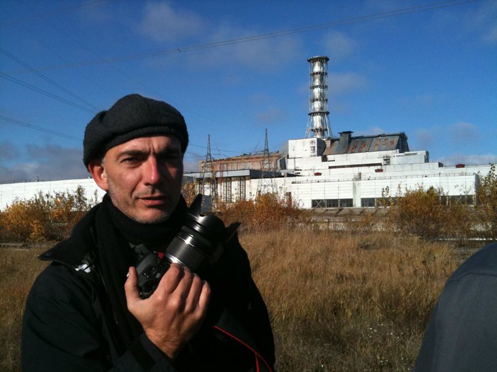 Avec sa double casquette de chimiste nucléaire (ULB) et de réalisateur cinéma (INSAS), le cinéaste Alain de Halleux a travaillé plusieurs mois en Ukraine pour ses documentaires sur Tchernobyl et sur la sécurité des centrales nucléaires. Interview en mode 