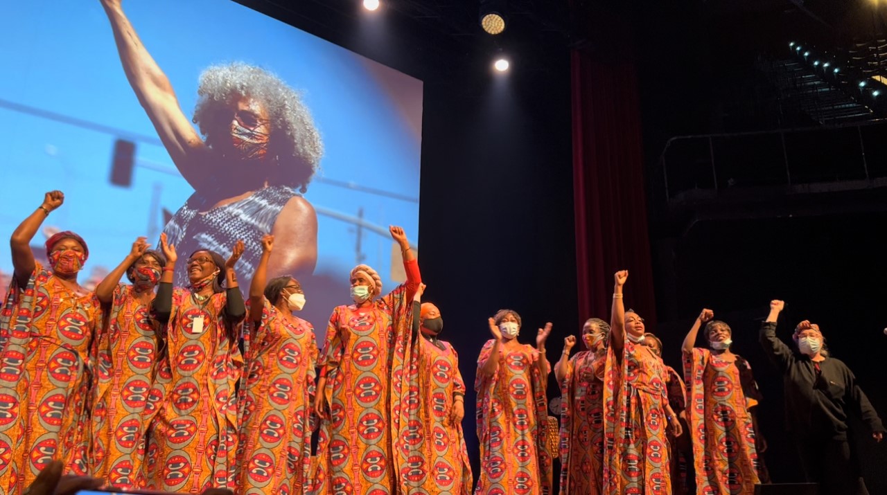 Ce 25 avril, à l'invitation du PAC, de Bruxelles Laïque et du Théâtre national, Angela Davis était à Bruxelles. L'occasion de retrouver une militante qui n'a jamais cessé d'être à la pointe des luttes et qui continue à inspirer les jeunes générations. L'envoyée spéciale de l'Asymptomatique y était aussi!