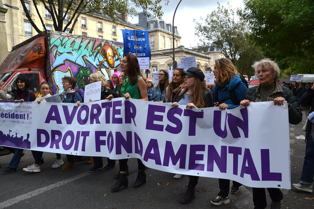 La même semaine, les juges de la Cour Suprême des États-Unis viennent donc d'autoriser le libre port des armes à feu en rue... et d'interdire l'avortement aux USA. Les Américaines sont condamnées à accoucher malgré elles de cibles vivantes.