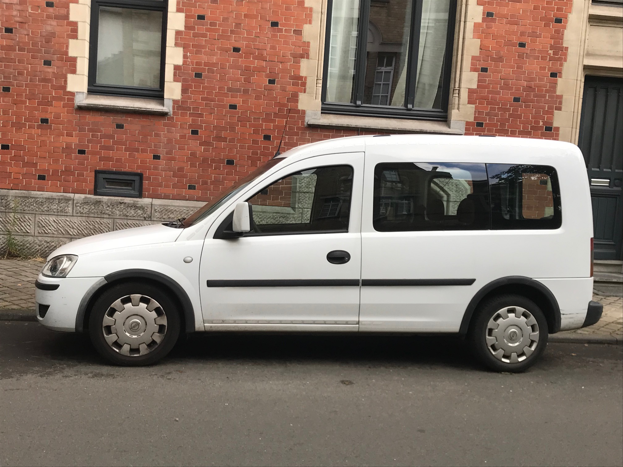 Peut-on vivre à Bruxelles sans voiture individuelle et sans vélo ? Au péril de sa vie, notre reporter fait ses courses à pied au Colruyt et enquête sur les 