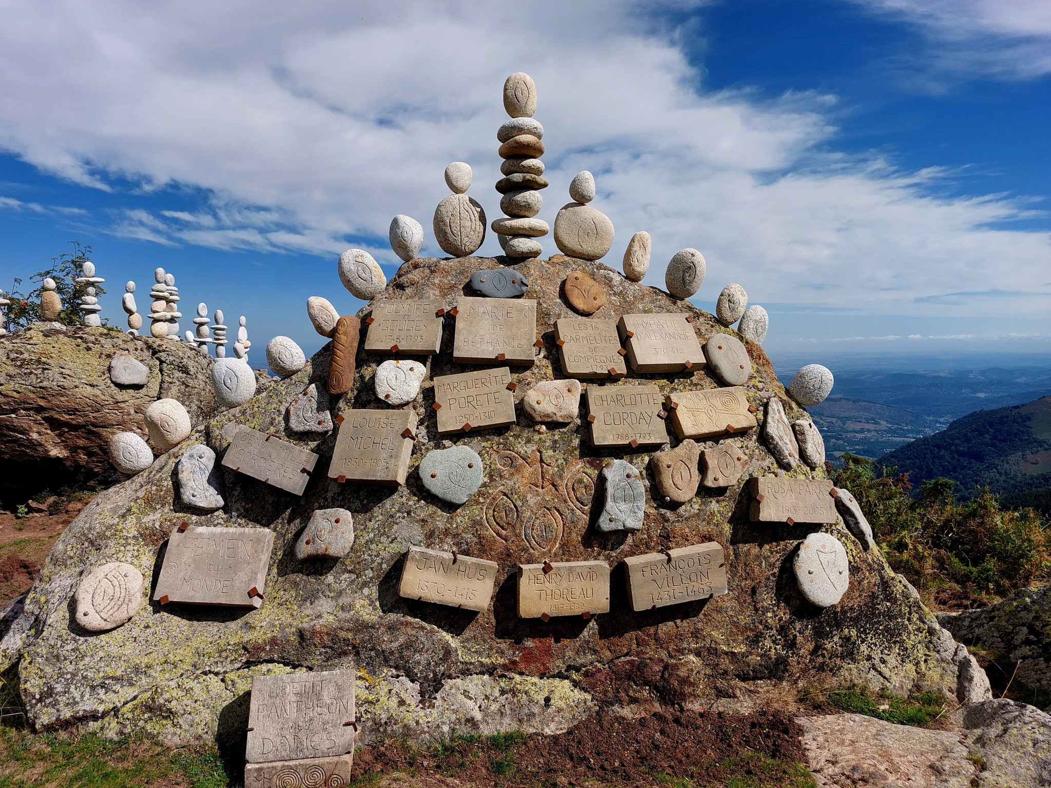 L'artiste Claudius de Cap Blanc s'est donné la mort au milieu de son jardin de totems, de vulves et de pierres en haut de sa montagne ariégeoise.