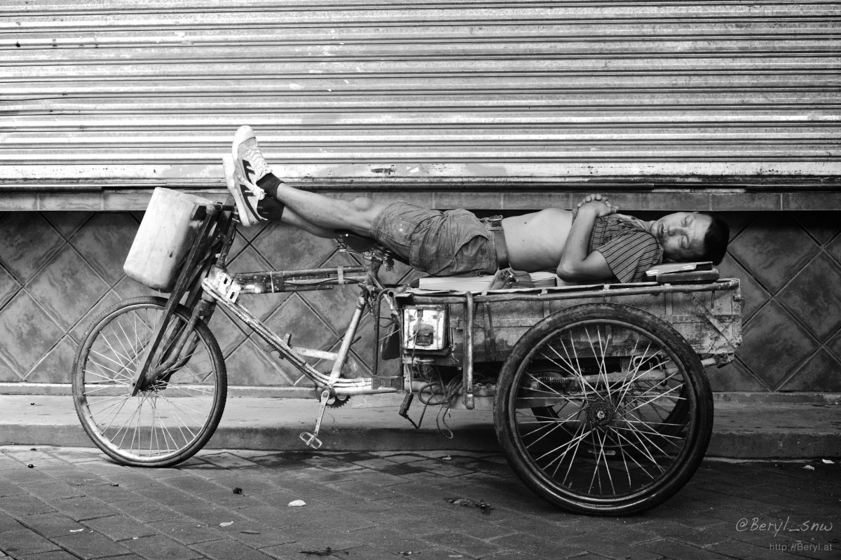 Comme si être pauvre et être à la rue, c'était manquer de dignité. En fait quand on est pauvre et/ou à la rue, on manque probablement de tout sauf de dignité.