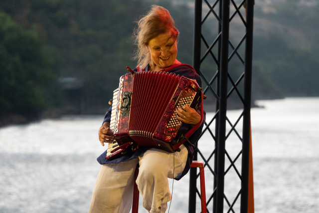 La chanteuse lyonnaise Michèle Bernard sort son intégrale chez EMP en 14 CD's et plus de 300 chansons. Elle fêtera sa sortie le 17 janvier au Théâtre d'Ivry, aux portes de Paris. Interview sur toute une vie en chansons (photo Olivier Frety).