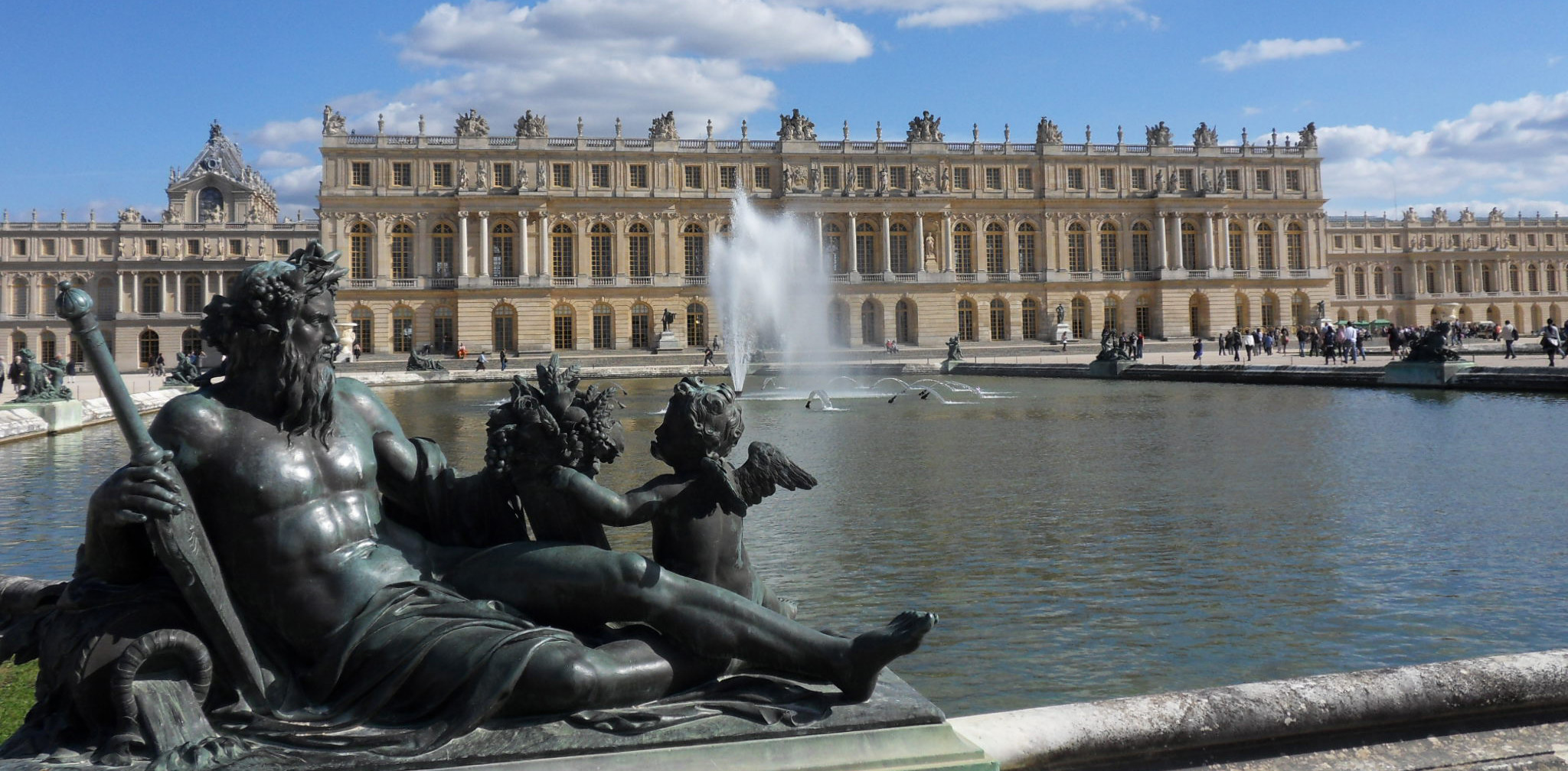 Visite protocolaire de Charles III à Paris. Au programme : dîner sous les dorures du Château de Versailles et descente des Champs Elysées. En benne à ordures ? Ah! Zut. Annulé pour cause de 1789.