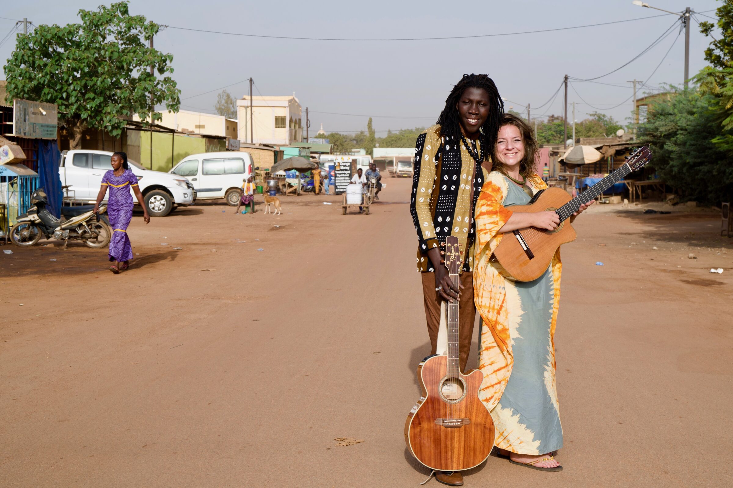 L'improbable rencontre entre la petite-fille d'un ouvrier sidérurgiste polonais immigré en Wallonie, et un guitariste héritier d'une dynastie de griots burkinabè.