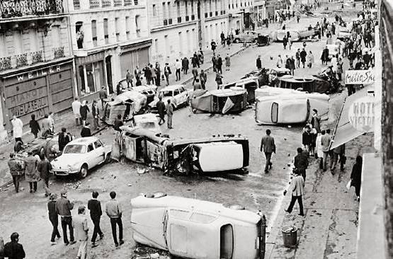 Les massacre du Sétif en 1945, la nuit des barricades en 68, ou la naissance de Donovan en 1946. Avec André Clette, on apprend toujours quelque chose, ou alors, c'est qu'il parle de vous ;-).