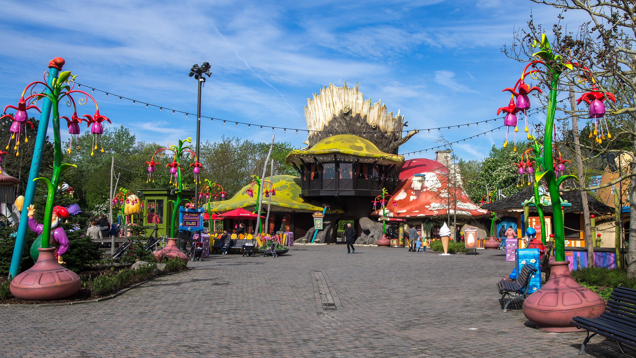 Quand un parti choisi son président dans un parc d'attractions, cela met tout le monde de bonne humeur – sauf les malades et les chômeurs. Avec, en prime, la réédition d'un article d'Irène Kaufer.