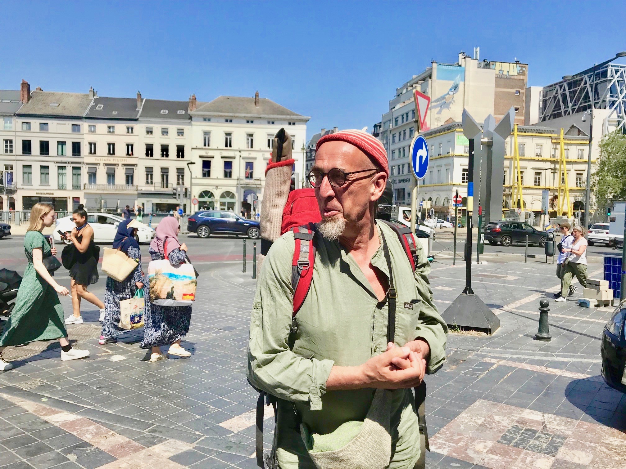 Avec ses quatorze kilos de chansons sur le dos, Bernard Massuir sillonne à pied les chemins de traverse de la chanson et du monde, pour nous proposer d'improbables concerts en solo.