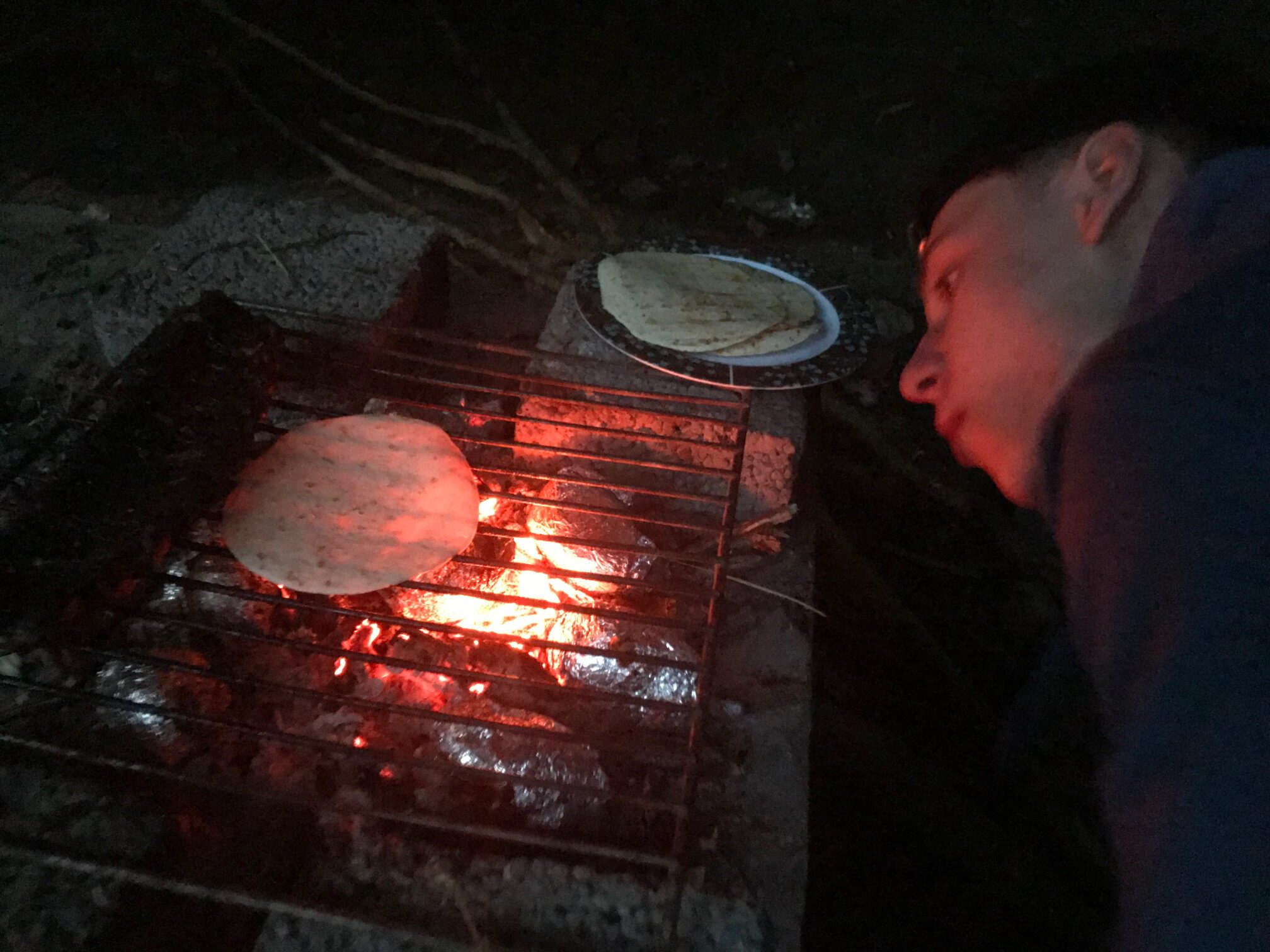 En France ou en Belgique, une randonnée avec un bivouac peut être une très chouette activité pour un petit groupe d'amis ou une famille. Nous l'avons testé pour vous dans la forêt de Chimay.