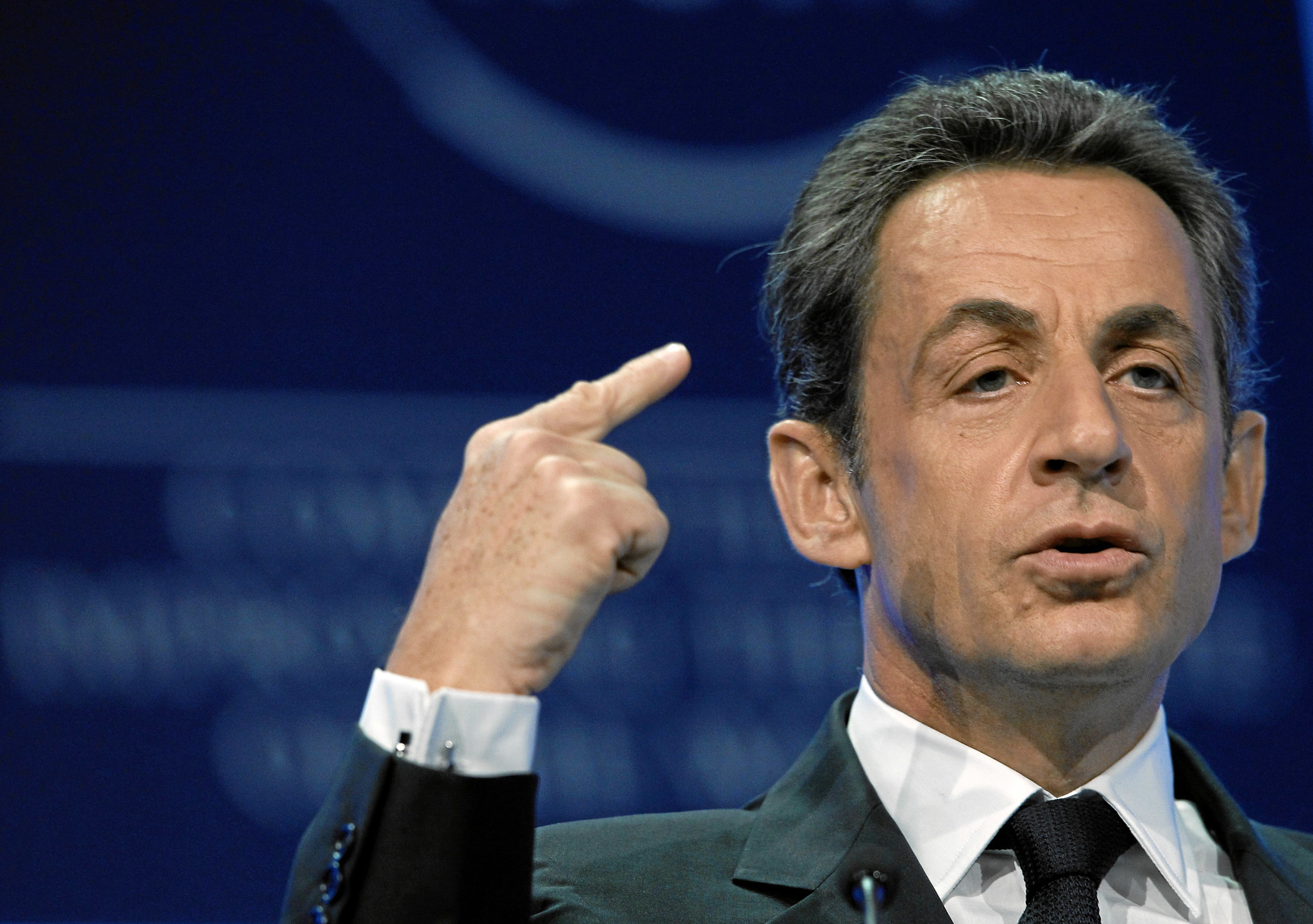 Le procès qui va s’ouvrir en France est le plus gros scandale politico-financier de la Vème République – qui a pourtant rarement été avare en la matière. Au terme d’une enquête de dix ans, le Parquet National Financier accuse Nicolas Sarkozy 