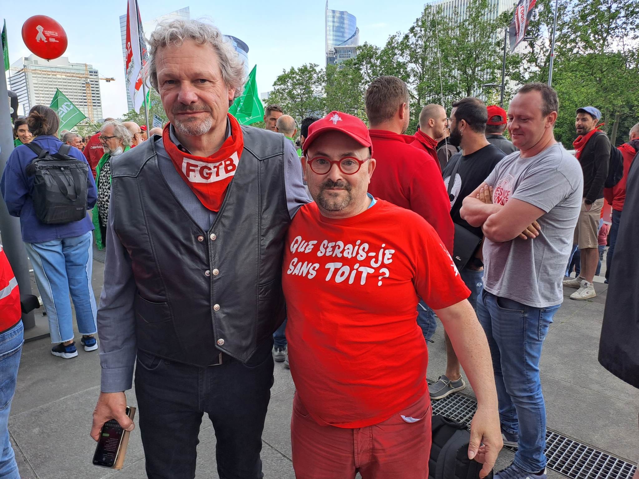 Le 7 juillet, est sortie une nouvelle circulaire concernant « l’adresse de référence » des SDF belges. Interview de José Parades, membre de l’Union Bruxelloise des SDF (à droite sur la photo, avec Thierry Bodson de la FGTB).