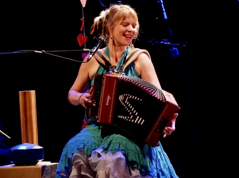 La chanteuse belge Coline Malice, auvergnate depuis quinze ans, revient chez nous, l'accordéon en bandoulière, pour deux concerts à Bruxelles et à Lessines. Son prochain projet musical ? Chanter avec les plantes !