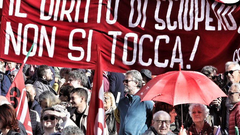 Cinq journées d'action syndicale contre le gouvernement Meloni qui refuse un salaire horaire de 9 euros l'heure et veut mettre 20 milliards d'euros pour privatiser l'économie (photo Marco Merlini). En libre lecture.