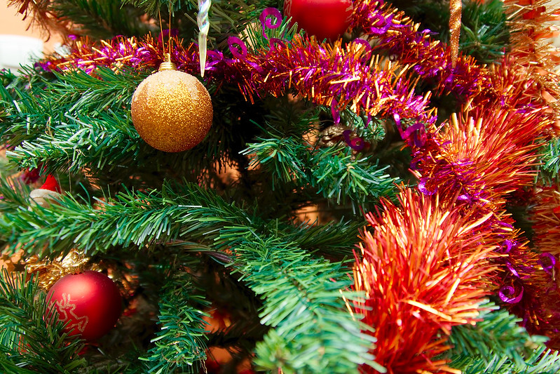 Entre les huîtres véganes décapitées par le Hamas et la dinde aux marrons fourrée par Depardieu, revoilà Noël et son arbre mort qui clignote au salon.