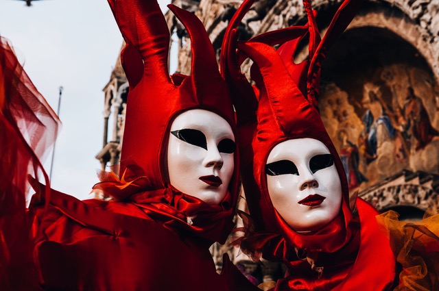 Bientôt le Carnaval des Européennes : les partis belges choisissent leurs nouvelles têtes de gondole. Miss Belgique, journaliste ou business-man ? Ah ! ce qu'on se gondole ! (photo Héléna Kovacova)
