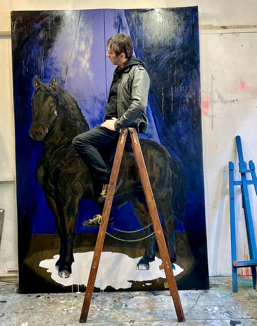 Deux problèmes importants, qui contrariaient l’octroi des « Attestations du Travail des Arts », seraient en cours de résolution (Une peinture de Stéphane Arcas, sur l'échelle).