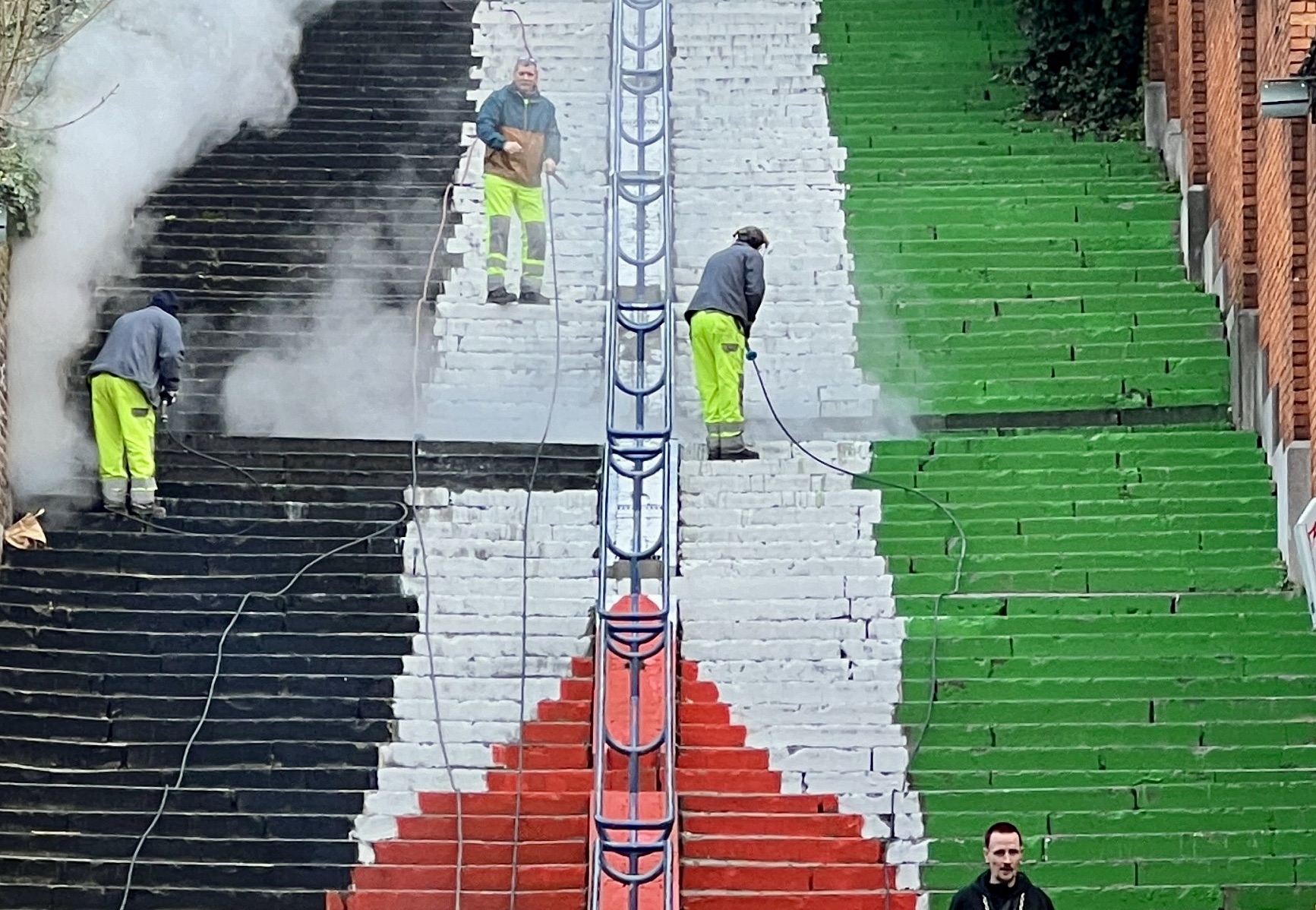 Dans la nuit de dimanche, en solidarité avec la population de Gaza, un groupe d’une trentaine de personnes a repeint les 374 marches de la Montagne de Bueren aux couleurs du drapeau palestinien. Dès le lendemain, le bourgmestre l'a fait effacer (photo Yannick Bovy).