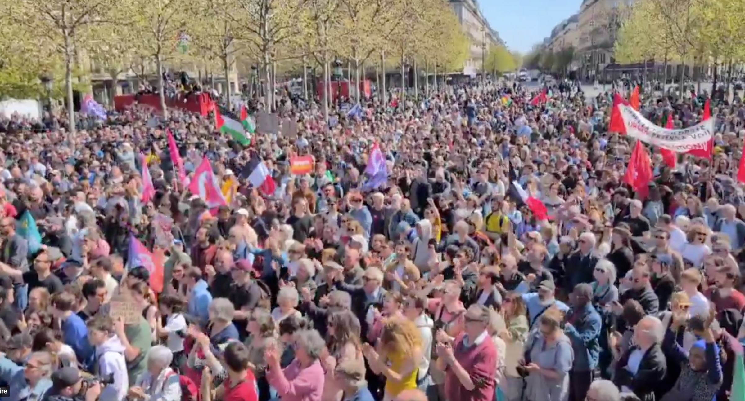 Le Rassemblement National peine à mobiliser pour soutenir sa présidente inéligible et lourdement condamnée.