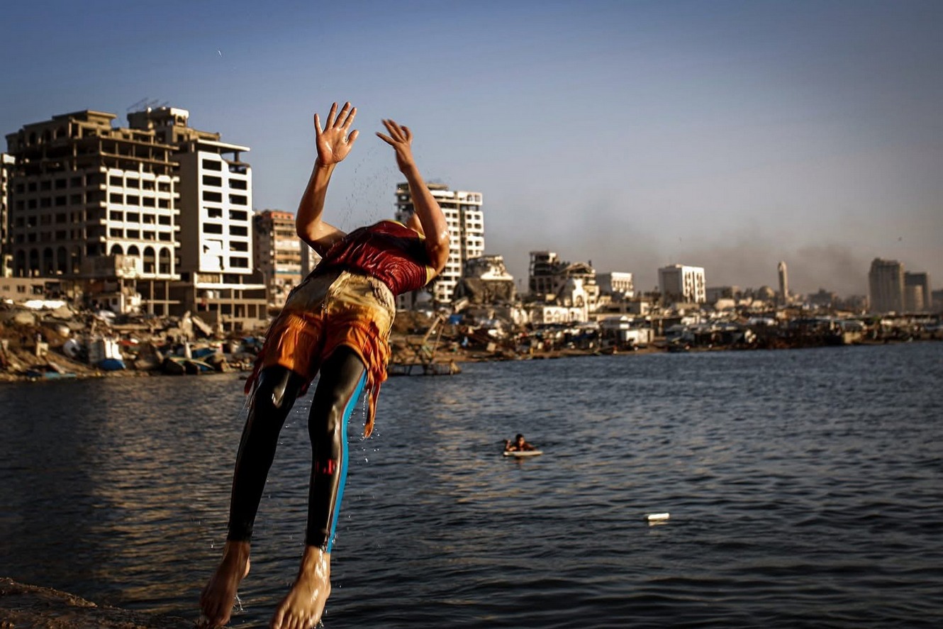 Gwen Breës poursuit ses formidables chroniques sur la guerre à Gaza. (la photo a été prise récemment par le photo-journaliste Ismail Abu Hatab, non loin du café Al-Baqa où il été tué par une bombe israélienne)