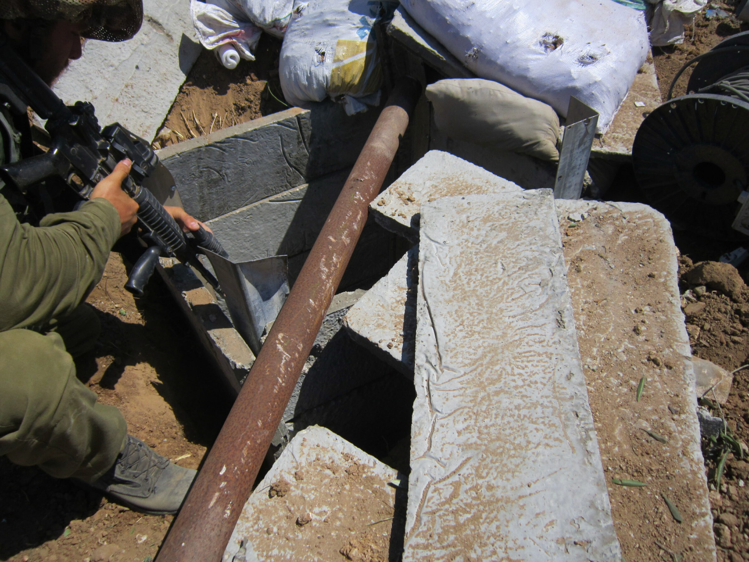 Une lettre ouverte de 550 anciens responsables du système sécuritaire appelle à la fin des hostilités, affirmant que « le Hamas ne représente plus une menace stratégique » (L'entrée d'un tunnel du Hamas / photo IDF - Israël).