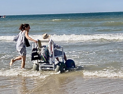Des textes en libre lecture de Rudy Demotte, Nordine Saidi, Etenne Rentlo, Sébastien Fontenelle, Sophie Tlk et Bernard Hennebert (photo : Raquel Gigot à la Mer du Nord avec sa maman de 95 ans).