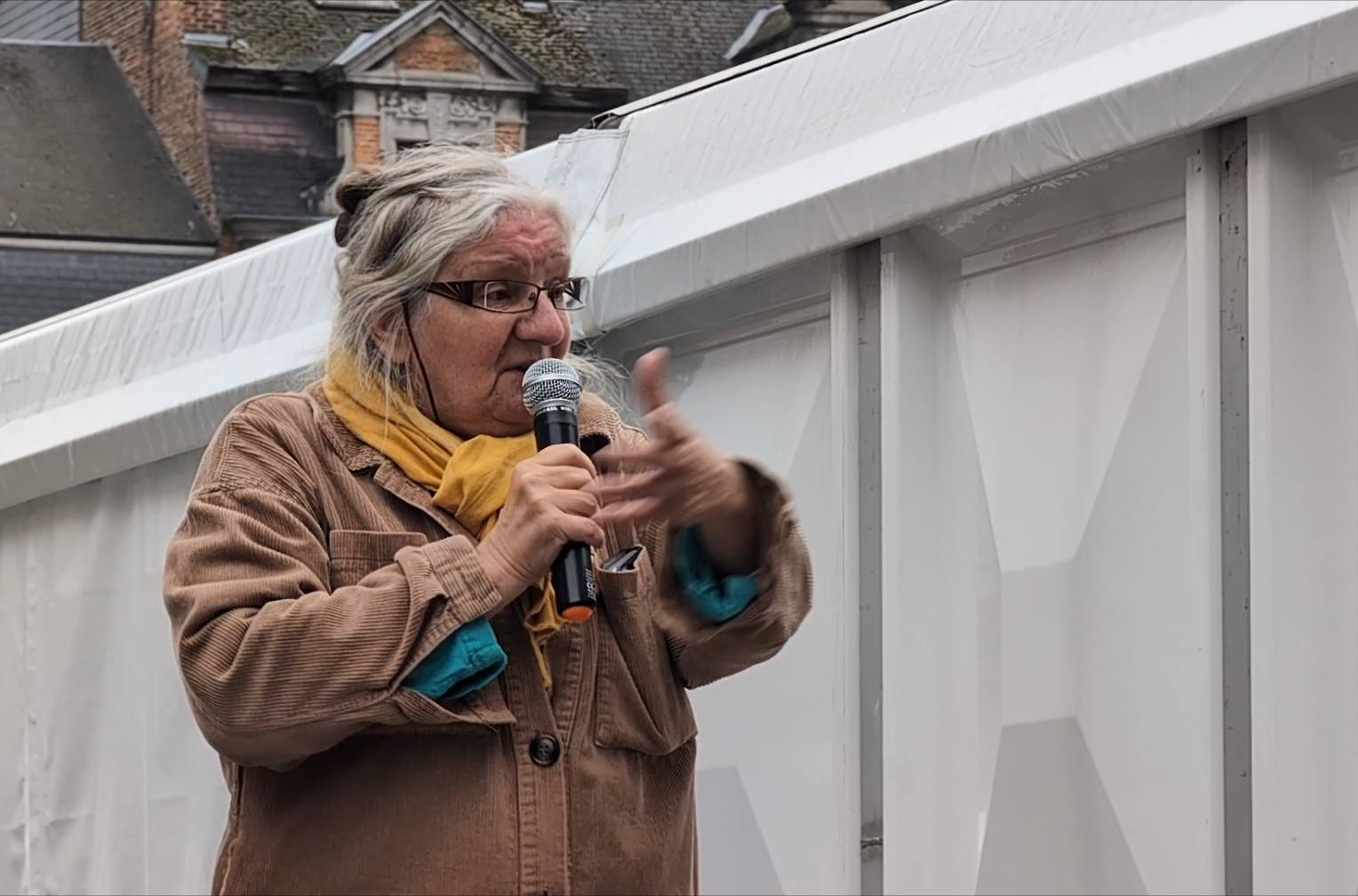 Cette violence-là, ajoute de la pauvreté à la pauvreté, de l'exclusion à l'exclusion, de l'isolement à l'isolement, de la peur à la peur.