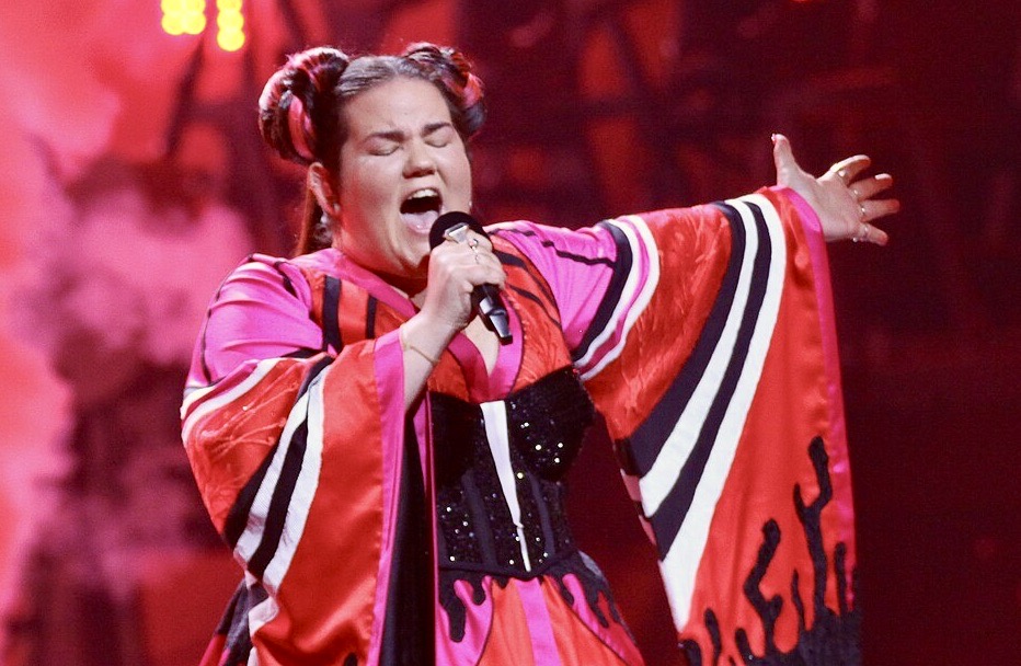 Le système de vote de l’Eurovision encourage l’instrumentalisation des votes du public pour en faire un outil gouvernemental de propagande. Cinq pays ont décidé de boycotter la prochaine édition (photo : la candidate israélienne qui a gagné lee concours en 2018).