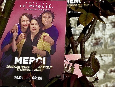 Ce « Merci » est un spectacle un peu hybride, où la profondeur et l’espièglerie de la joute et des intermèdes dansés distribuent un plaisir salutaire.