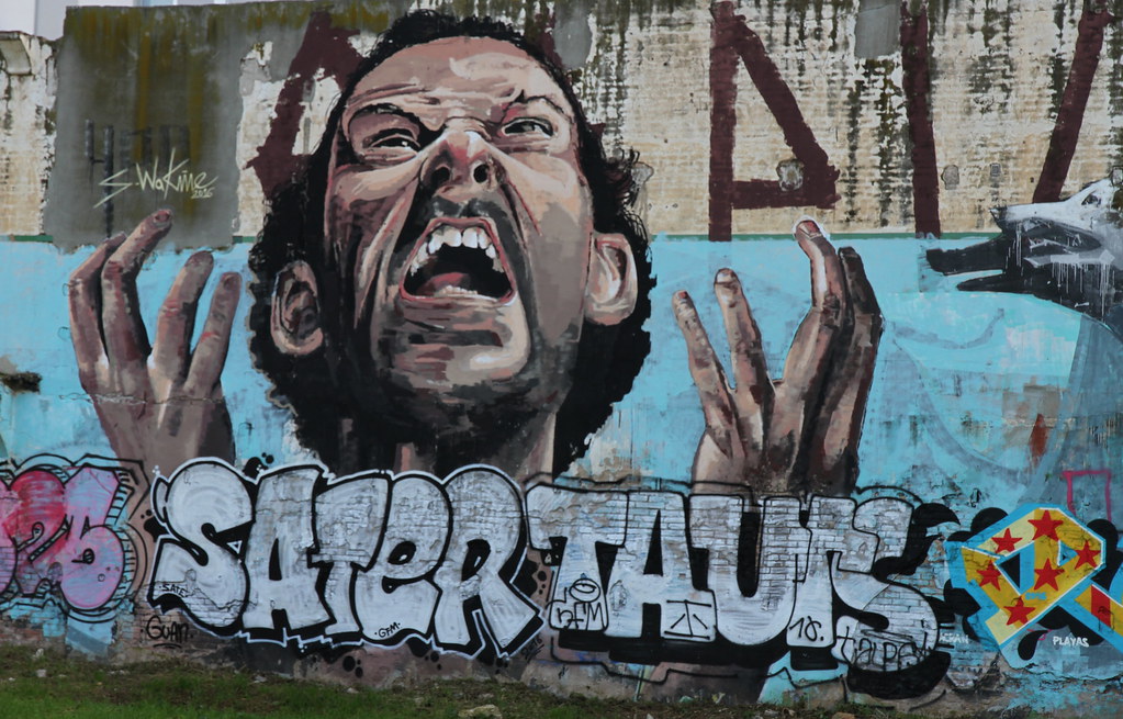 Avec des interventions de Bruno Ruiz, Sophie Tlk, Sébastien Fontenelle (Blast), Clémence Guetté, Julien Truddaïu, Cornélie Statius Muller, Paul Elek, Rima Hassan, Fabrice Riceputi, Olivier Tonneau, Contre-Attaque, Antoine Hermes, Rudy Demotte, la PaduTeam et Cass Andre.(photo Chris Couderc, peinture murale à Barcelone)